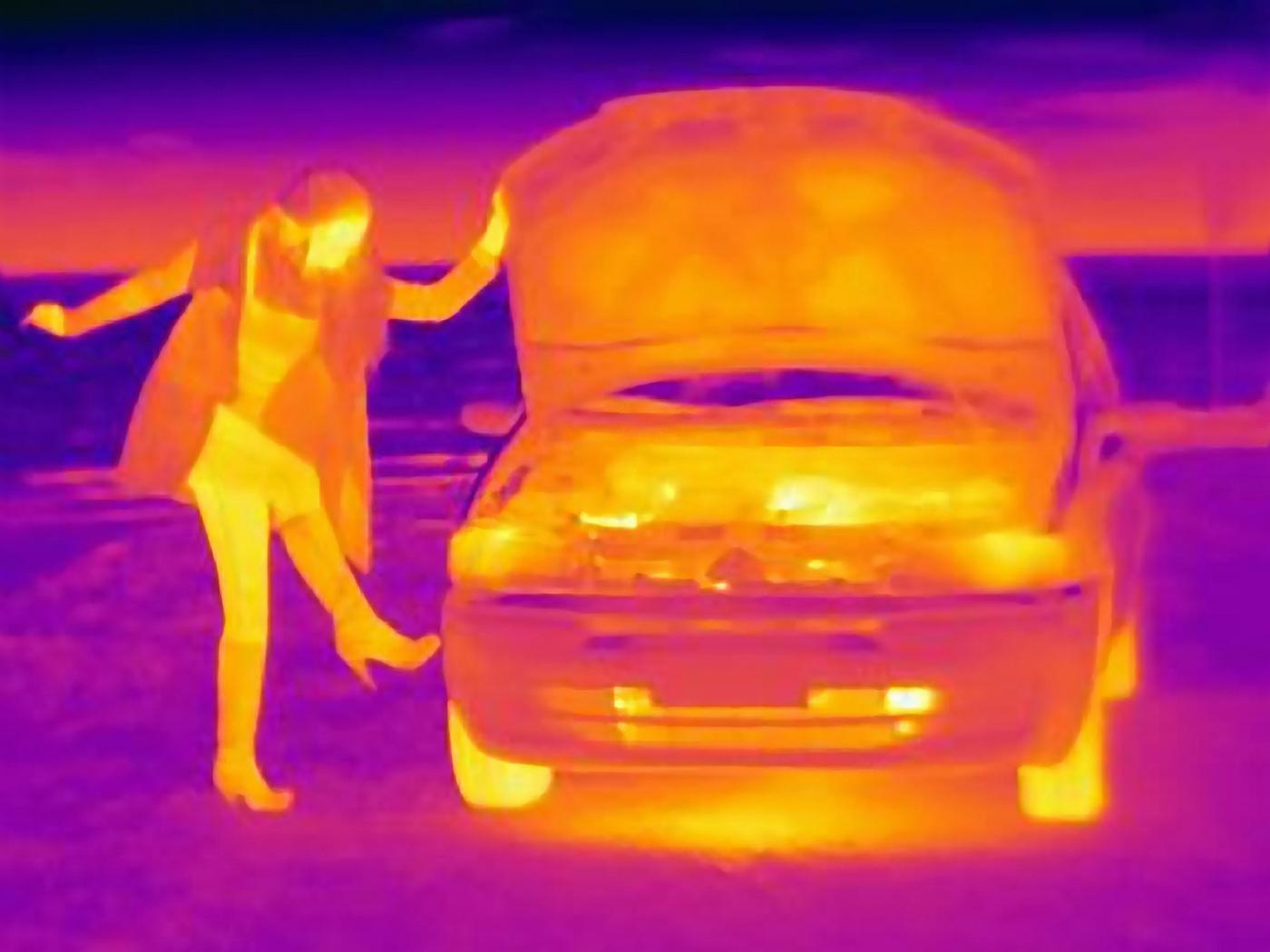 تصویر حرارتی زن در حال لگد زدن به لاستیک خودرو در کنار جاده.  همسویی سرمایه گذار بنیانگذار