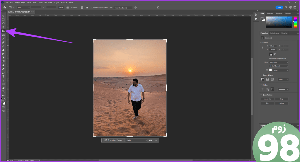 5. ابزار Crop را از نوار کناری سمت چپ Extend Images یا Background در Adobe Photoshop انتخاب کنید